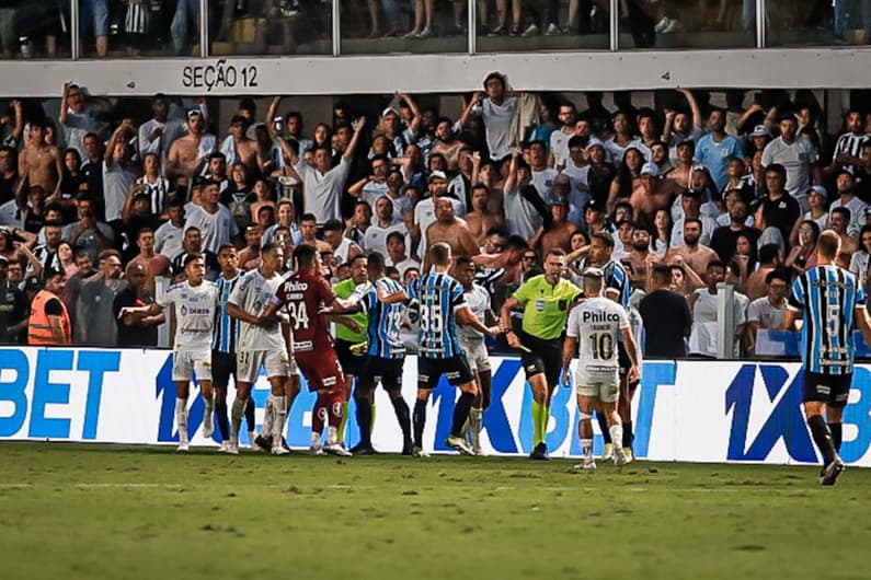 Santos - Briga arremesso objetos no gramado