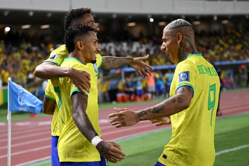 Richarlison chora mas também comemora um gosls da Seleção sobre a Bolívia