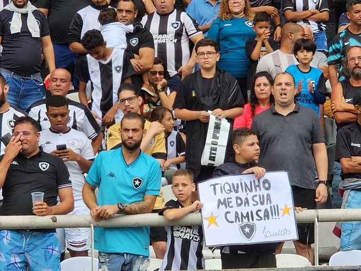 BOTAFOGO - Torcedor pedindo camisa