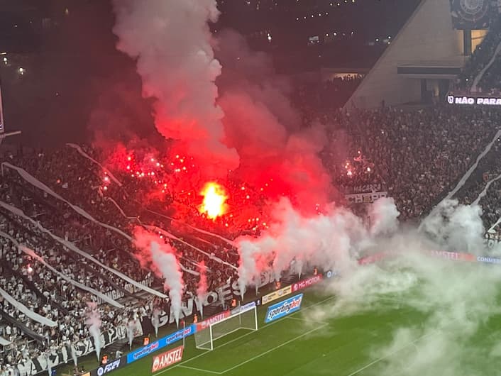 Sinalizador Corinthians incêndio contra o Fortaleza