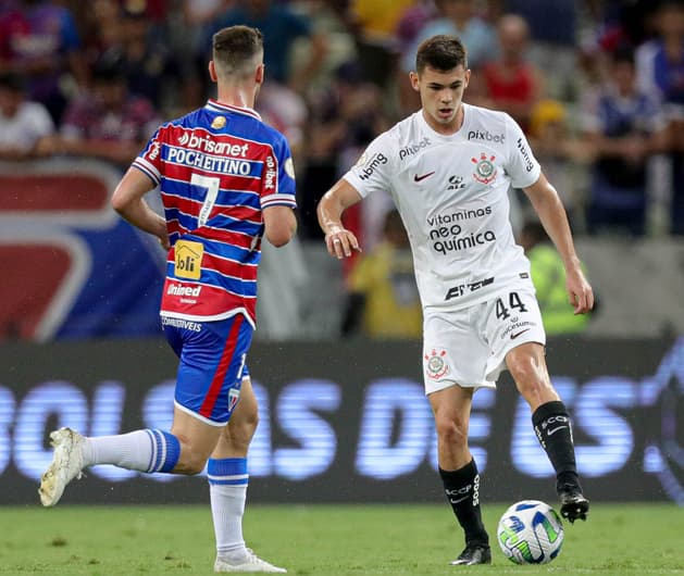 Saiba o valor de mercado do volante Gabriel Moscardo, que esteve na derrota do Corinthians para o Fortaleza pelo Brasileirão