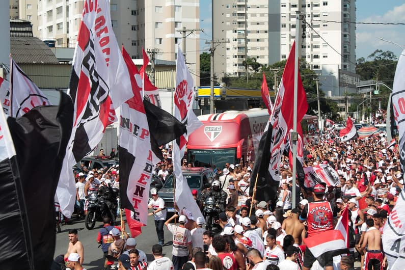 Torcida do São Paulo embarque final Copa do São Paulo