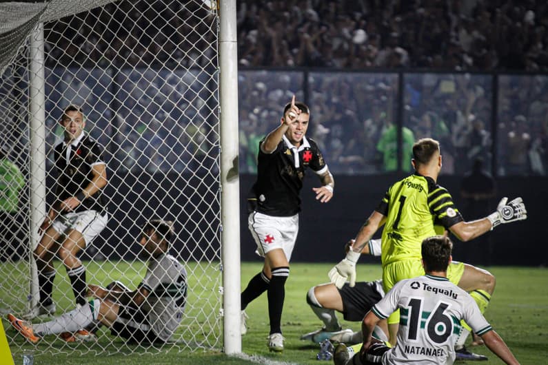 Vasco x Coritiba - Gabriel Pec