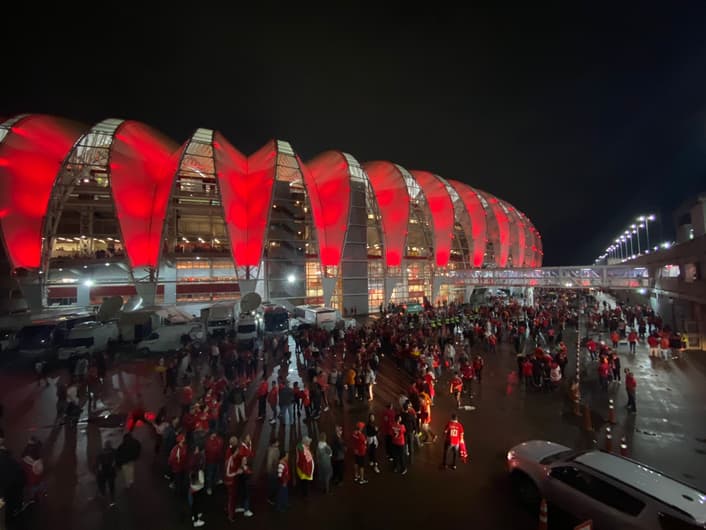 Torcedores do Internacional no Beira-Rio para semifinal de Libertadores