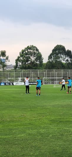 No treino do Corinthians, Mano passou orientações para o atacante Pedro