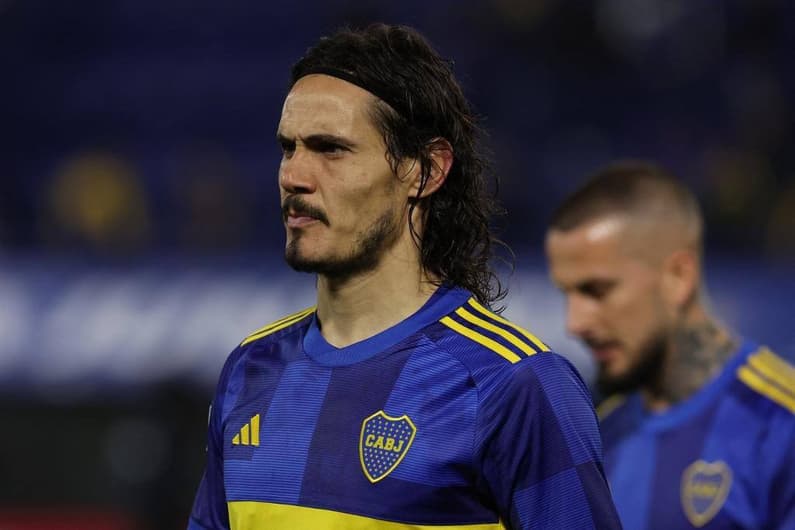 Cavani discute com Barco em jogo do Boca Juniors Foto: ALEJANDRO PAGNI / AFP