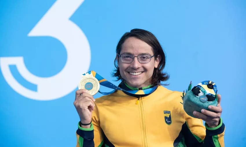 Douglas-Matera-com-medalha-do-Parapan-de-Santiago-2023-