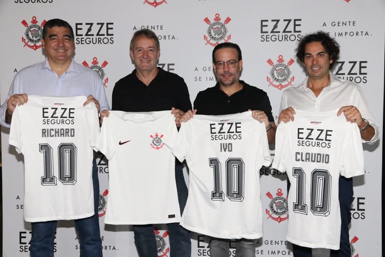 Ezze-Seguros-Corinthians-Augusto-Melo