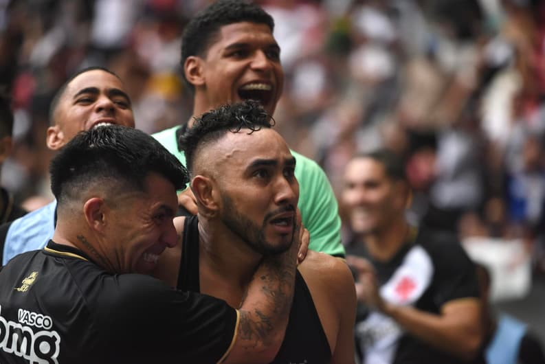 Partida entre Bangu x Vasco pelo Campeonato Carioca