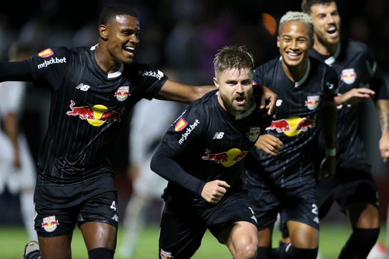 Jogadores do Bragantino comemorando gol contra a Ponte Preta