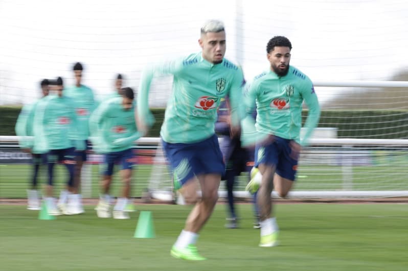 Andreas-Pereira-e-Douglas-Luiz-em-treino-da-Selecao-Brasileira-Rafael-RibeiroCBF