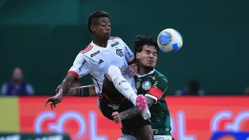 bruno-henrique-do-flamengo-disputa-a-bola-com-gustavo-gomez-do-palmeiras-em-jogo-do-campeonato-brasileiro-1713731392898_v2_900x506.jpg_Easy-Resize.com