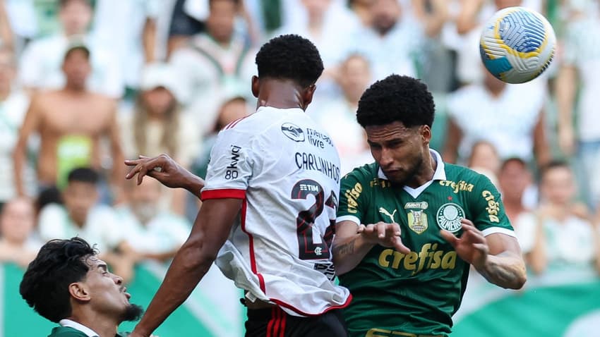 Carlinhos em ação pelo Flamengo contra o Palmeiras no Allianz