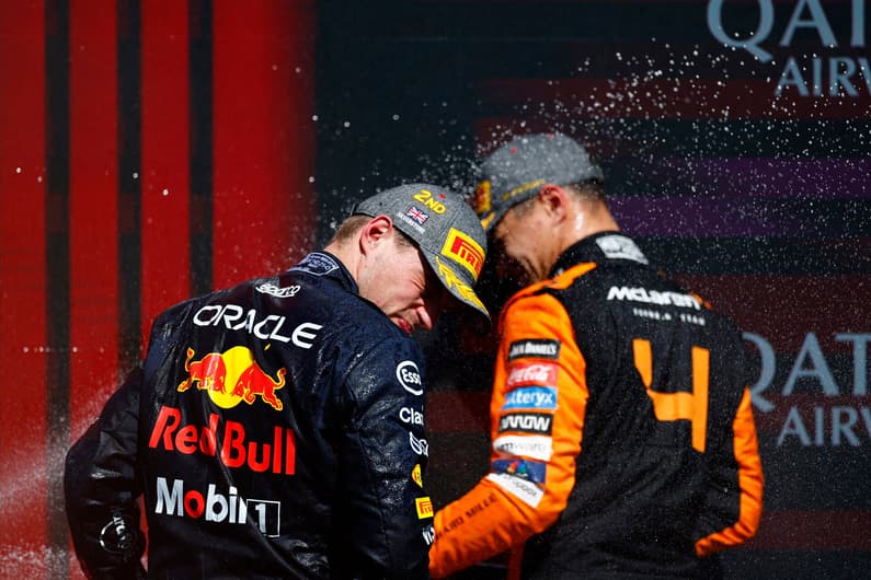 Lando Norris e Max Verstappen no pódio do GP da Inglaterra de 2024 (Foto: BENJAMIN CREMEL / AFP)