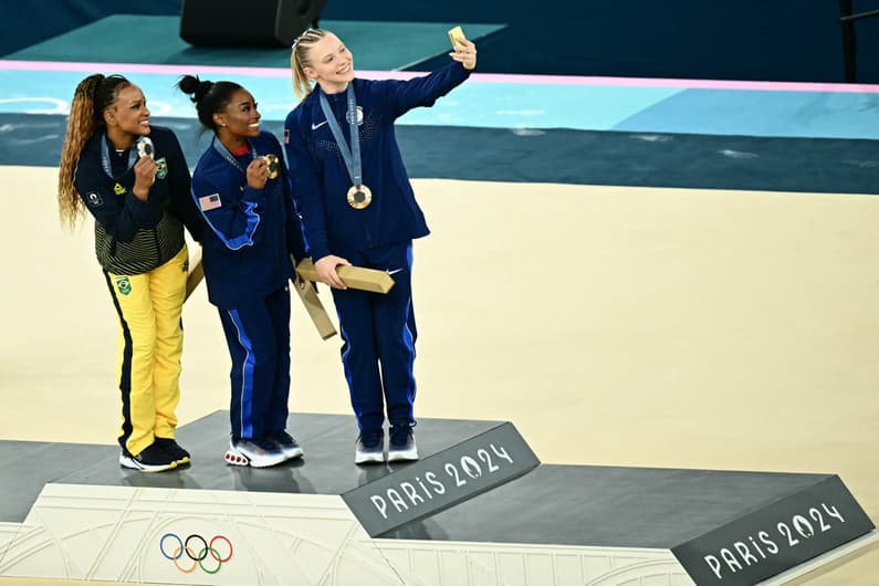 pódio rebeca andrade simone biles jade carey