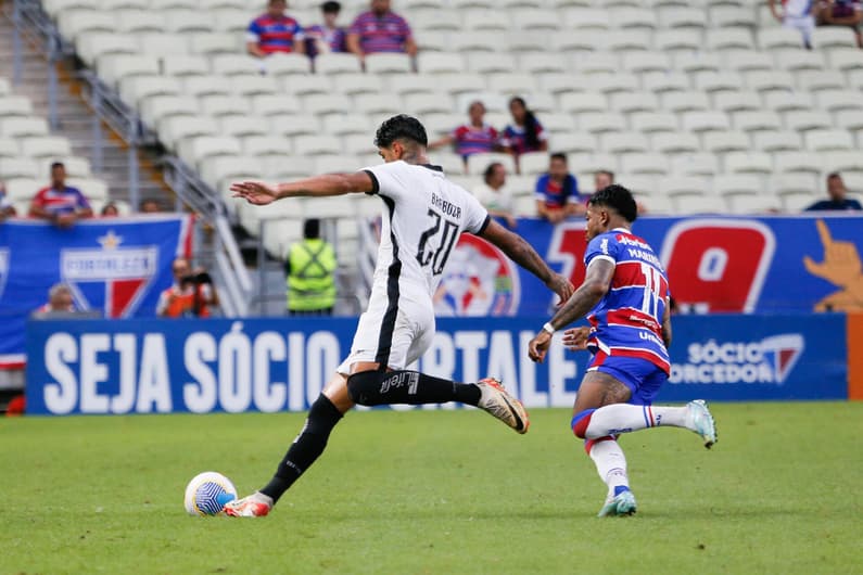 Botafogo e Fortaleza duelam pela liderança no Brasileirão no jogo de hoje (Foto: Baggio Rodrigues/AGIF)