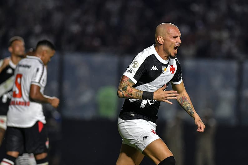 Vasco e Vitória se reencontram, em jogo hoje, no segundo turno do Brasileirão. Vasco venceu o jogo do primeiro turno por 2 a 1 (Foto: Thiago Ribeiro/AGIF)