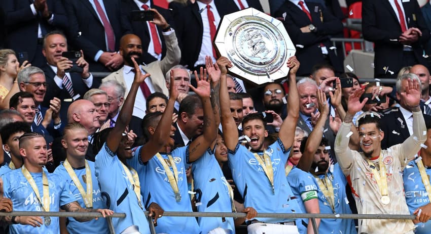 Antes mesmo da Premier League começar, o City já foi campeão. O clube ganhou a Supercopa da Inglaterra, ao bater o rival Manchester United nos pênaltis. Foto: JUSTIN TALLIS / AFP