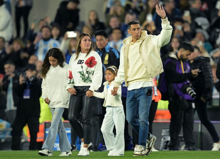 Angel Di Maria com a esposa Jorgelina Cardoso e s filhas Mia and Pia recebem homenagem antes de Argentina x Chile