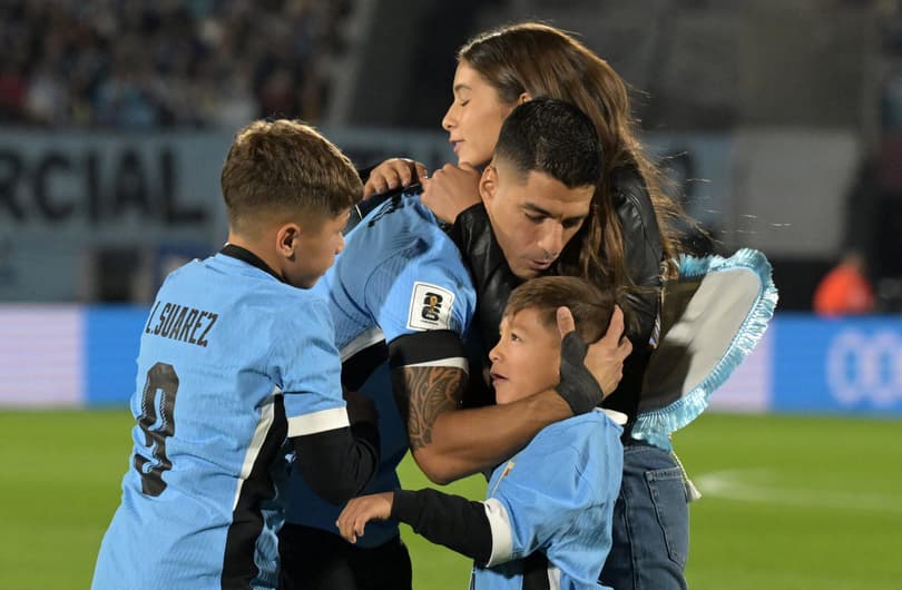 Luis Suarez abraça os filhos Delfina, Benjamin e Lautaro antes de Uruguai x Paraguai