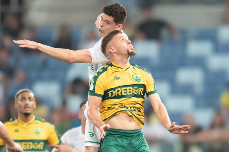 Lucas Fernandes, do Cuiaba, durante partida contra o Juventude no estadio Arena Pantanal