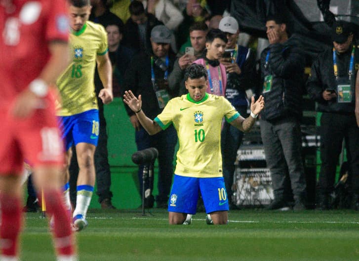 Rodrygo comemora seu gol em Brasil x Equador