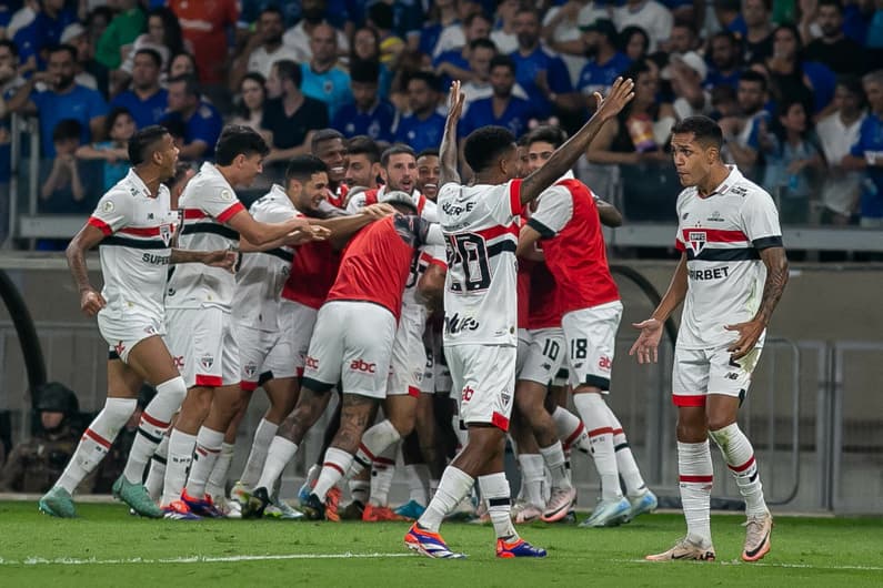 Elenco do São Paulo comemora gol no Brasileirão