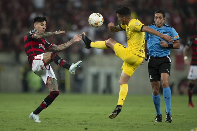 COPA LIBERTADORES 2024, FLAMENGO X PEÑAROL, QUARTAS DE FINAL DE IDA. PULGAR, DO FLAMENGO, DISPUTA A JOGADA COM UM ADVERSÁRIO.