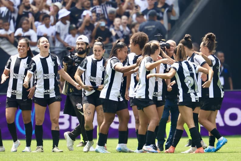 Jogadoras do Corinthians celebram título do Brasileirão (Foto: Marcello Zambrana/AGIF)