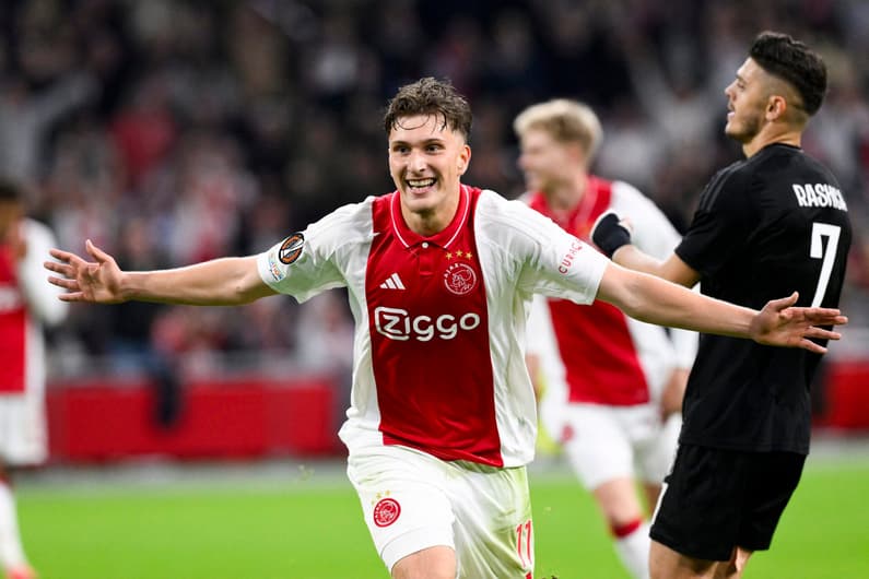 Mesmo não estando na sua melhor fase há alguns anos, o Ajax segue sendo o maior clube da Holanda; veja os títulos das equipes (Foto: JOHN THYS / AFP)