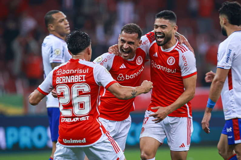 Alan Patrick comemora o gol em Internacional x Fortaleza, no Beira-Rio