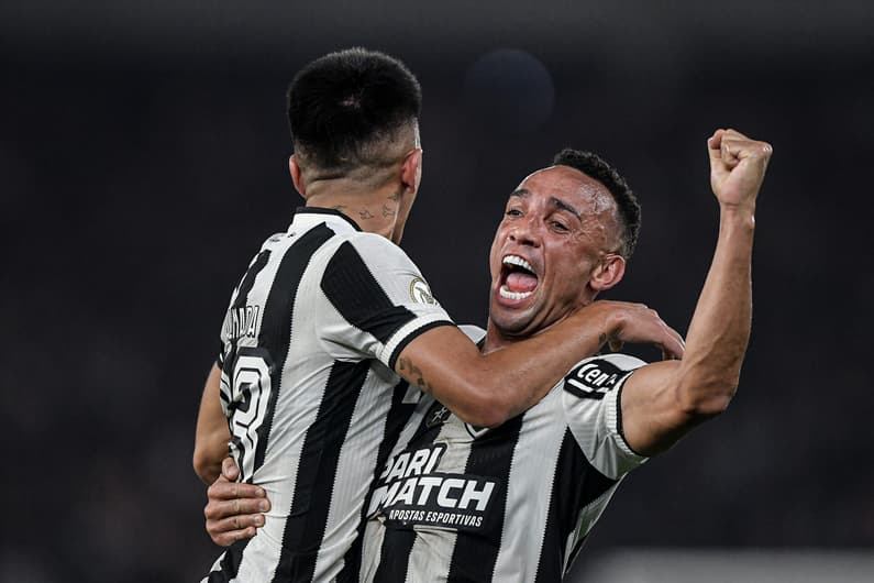 Almada e Marçal comemoram o gol em Botafogo x Corinthians