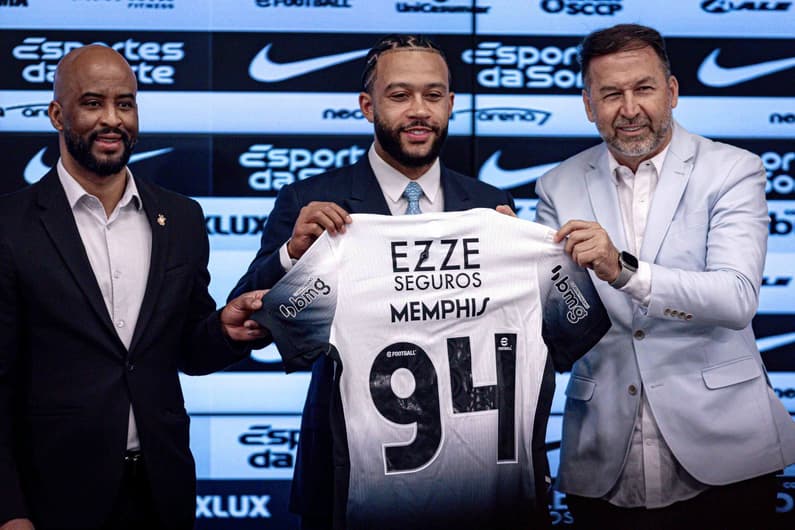 Memphis Depay posa para fotos durante sua apresentacao oficial como jogador do Corinthians em coletiva de imprensa realizada no Arena Corinthians.