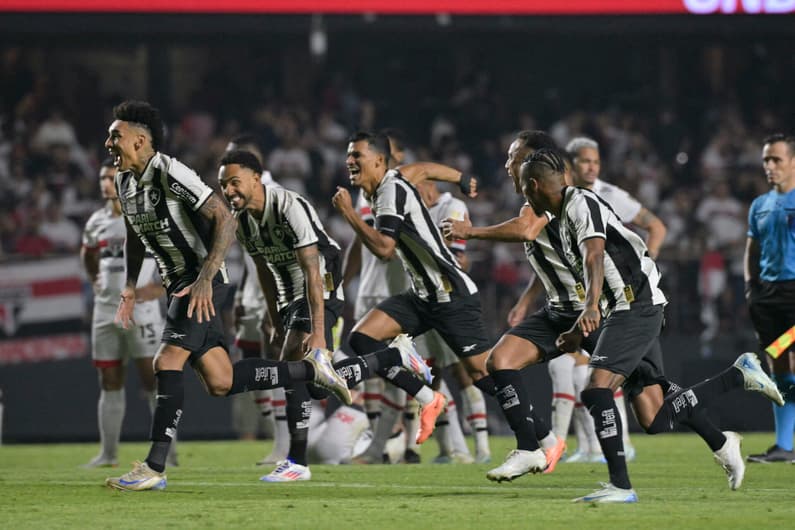 Jogadores do Botafogo comemoram a classificação após vitória nos pênaltis sobre o São Paulo; confira as informações do jogo de hoje (Foto: NELSON ALMEIDA / AFP)