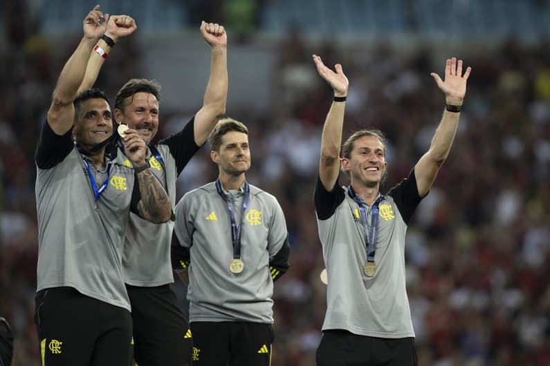 Comissão técnica de Filipe Luís no Mundial Sub-20 entre Flamengo e Olympiacos