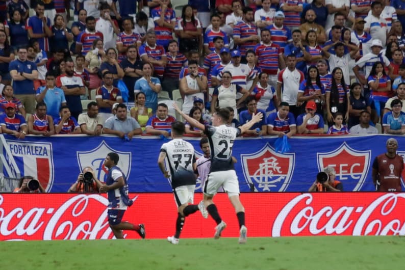 Conrado comemora o gol em Fortaleza x Corinthians, no Castelão, pela Copa Sul-Americana 2024.