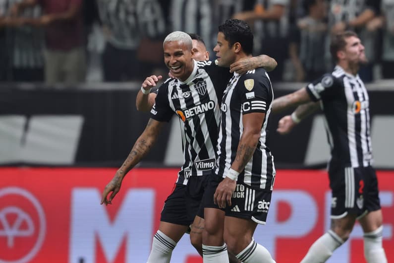 Deyverson jogador do Atletico-MG comemora seu gol com Hulk jogador da sua equipe durante partida contra o Fluminense no estadio Arena MRV pelo campeonato Copa Libertadores 2024. Foto: Gilson Lobo/AGIF