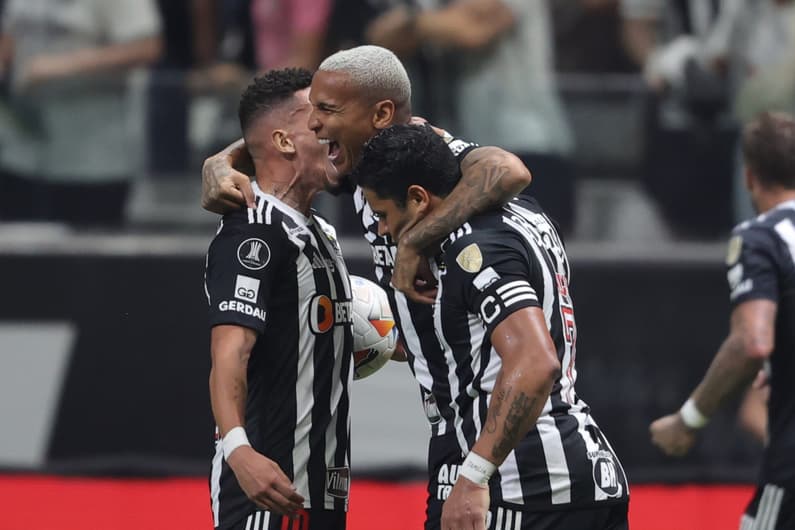 Deyverson jogador do Atletico-MG comemora seu gol com Hulk jogador da sua equipe durante partida contra o Fluminense no estadio Arena MRV pelo campeonato Copa Libertadores 2024. Foto: Gilson Lobo/AGIF