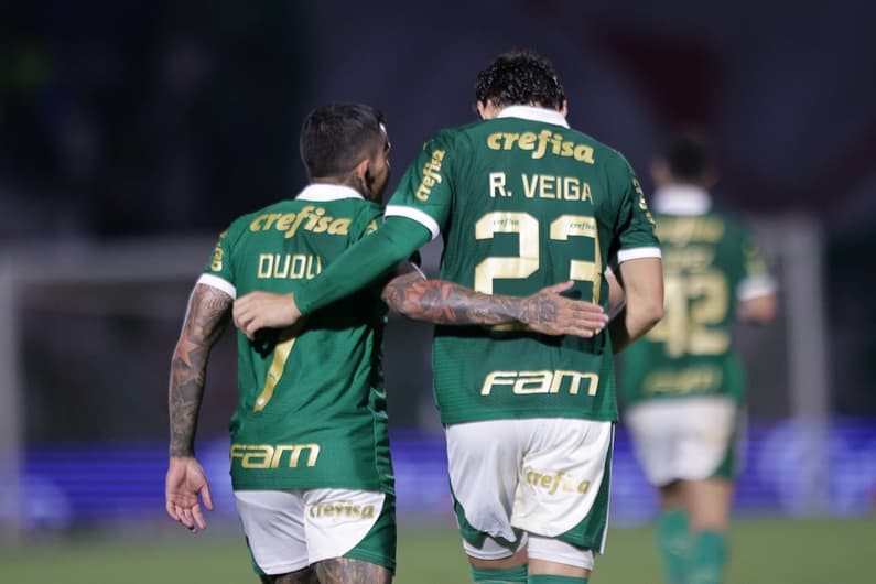 Dudu e Raphael Veiga comemoram gol do Palmeiras