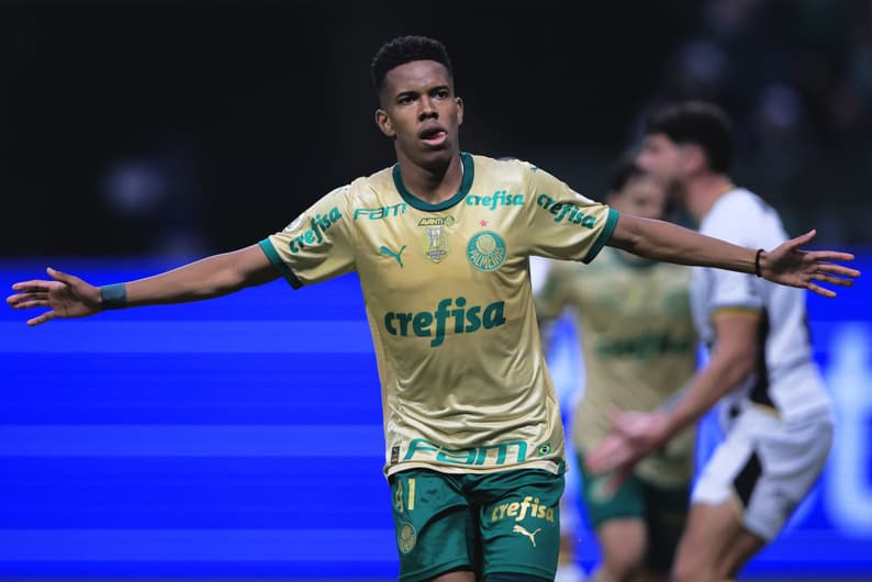 Estêvão comemora gol em Palmeiras x Criciúma pelo Brasileirão