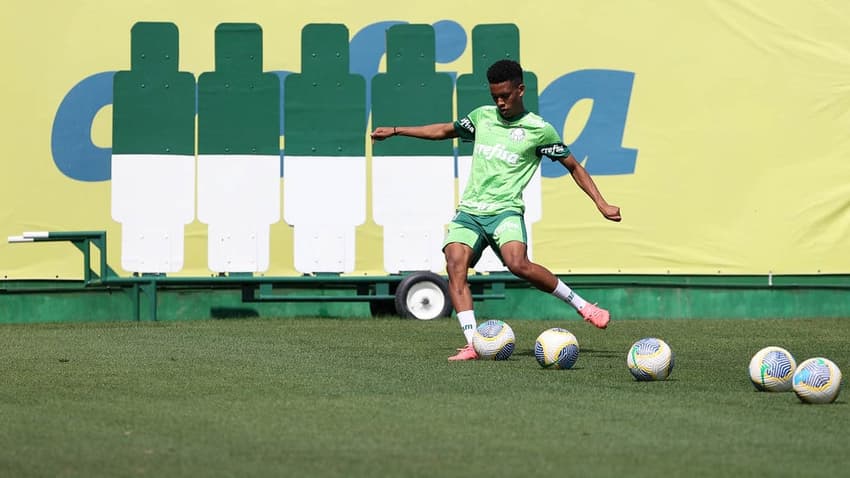 O jogador Estêvão, da SE Palmeiras, durante treinamento, na Academia de Futebol.