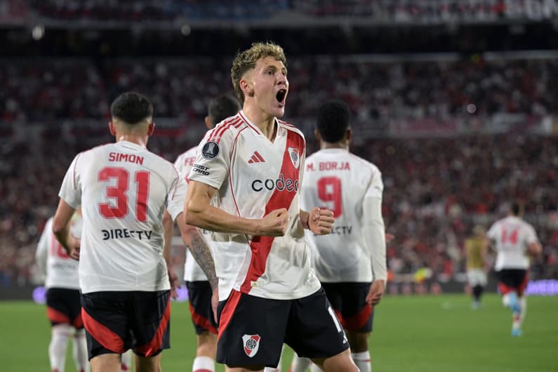 Facundo Colidio comemora o gol em River Plate x Colo-Colo no Mas Monumental, pela Copa Libertadores