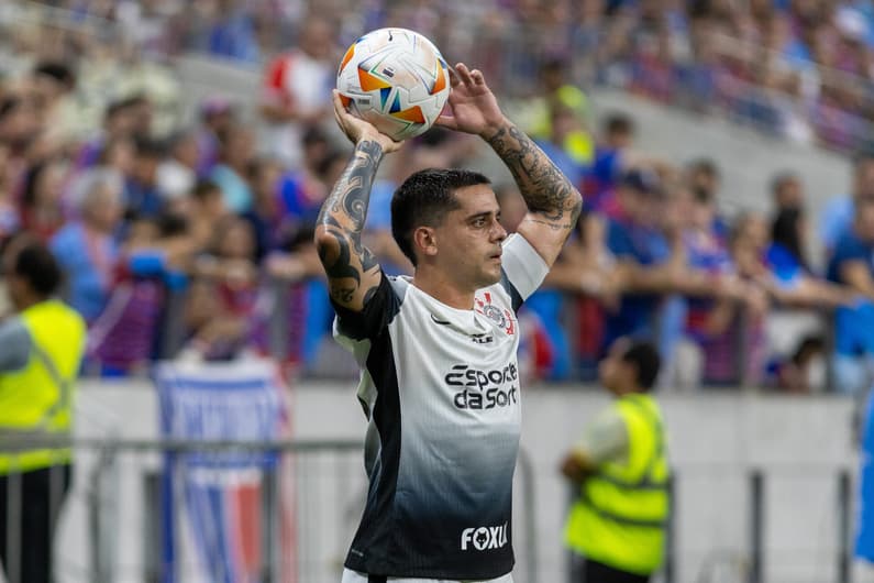 Fagner em Fortaleza x Corinthians, no Castelão, pela Copa Sul-Americana
