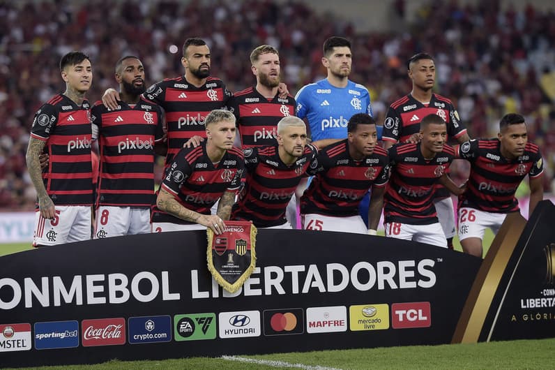 Flamengo posado antes de enfrentar o Peñarol no Maracanã