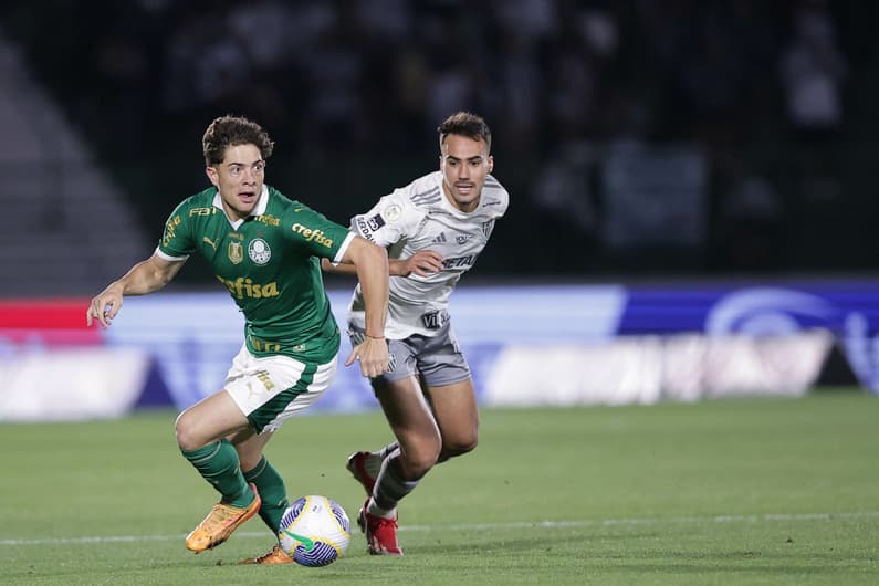 SP - CAMPINAS - 28/09/2024 - BRASILEIRO A 2024, PALMEIRAS X ATLETICO-MG - Giay jogador do Palmeiras disputa lance com Igor gomes jogador do Atletico-MG durante partida no estadio Brinco de Ouro pelo campeonato Brasileiro A 2024. Foto: Ettore Chiereguini/AGIF