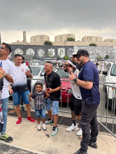 Sósia de Memphis Depay tira foto com torcedores do Corinthians