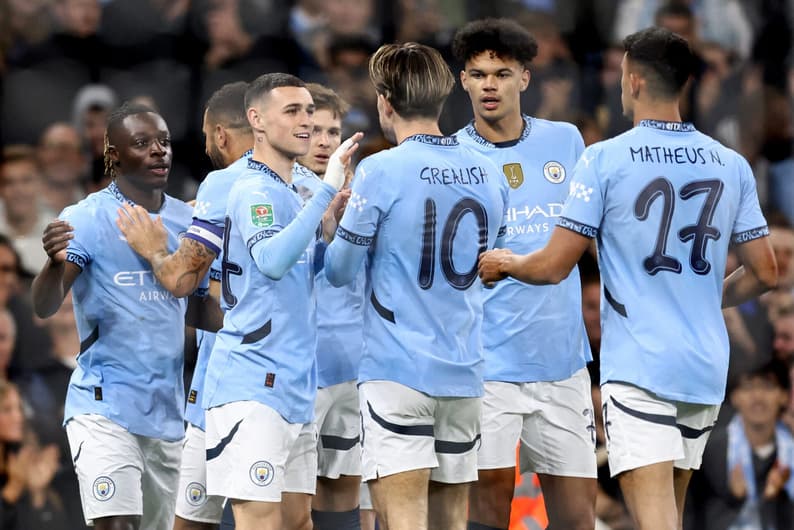 Jeremy Doku comemora o gol em Manchester City x Watford no Etihad stadium (Foto: Darren Staples / AFP)