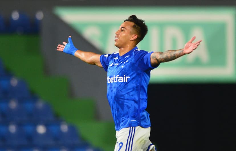 Kaio comemora o gol em Libertad x Cruzeiro, no Defensores del Chaco, pela Copa Sul-Americana