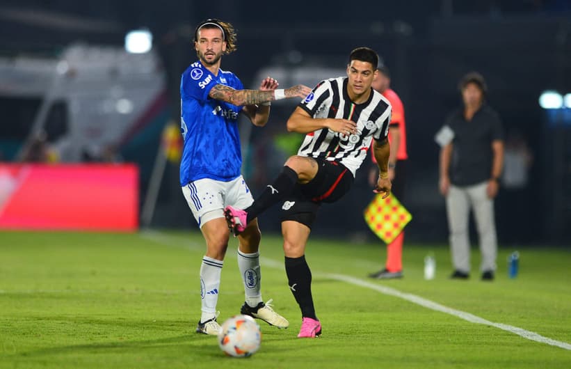 Lautaro Diaz e Ivan Ramirez em Libertad x Cruzeiro, no Defensores del Chaco, pela Copa Sul-Americana