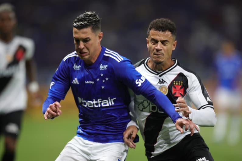 Mateus Vital jogador do Cruzeiro disputa lance com Philippe Coutinho jogador do Vasco durante partida no estadio Mineirao pelo campeonato Brasileiro A 2024. Foto: Gilson Lobo/AGIF